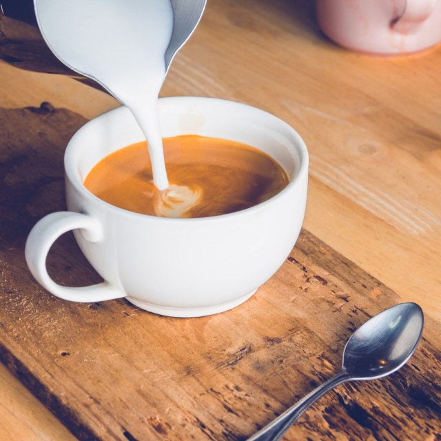 Mleko u kombinaciji sa kafom podstiče izlučivanje kalcijuma, ali to nije dobar znak